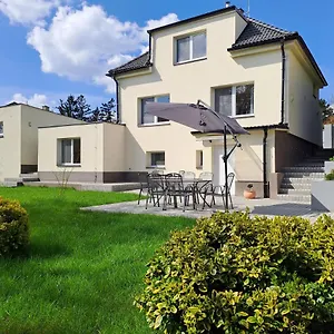 apartmnov-dm-se-zahradou-v-klidn-sti-prahy.praguehotelsweb.com/